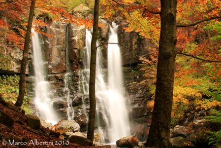 FOLIAGE ALLE CASCATE DEL DARDAGNA: UN VIAGGIO TRA I COLORI DELL’AUTUNNO  DOMENICA 26 OTTOBRE